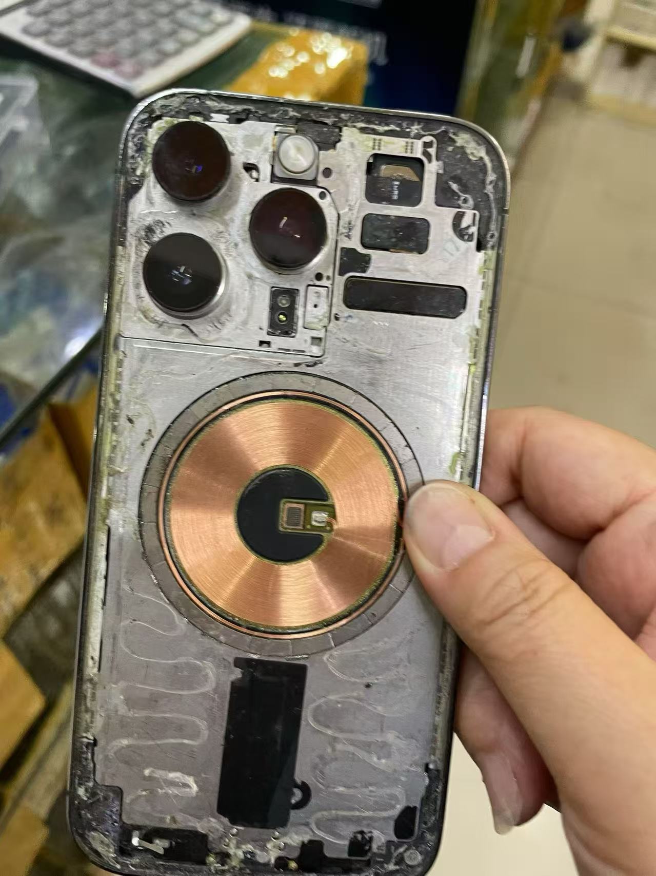 手机中框受损现场示例照片，用于说明到店检测要点